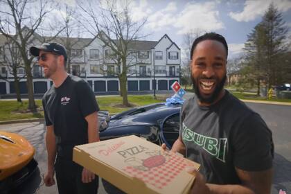 Entregó tres superdeportivos para hacer delivery de pizzas y sorprendió a los clientes con un gesto impensado
