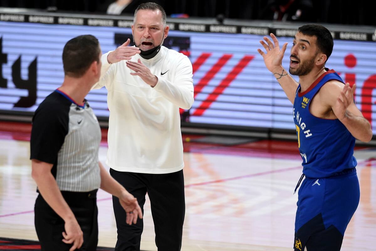 Entrenador y jugador unidos por una protesta: Mike Malone y Facundo Campazzo reclaman al árbitro Nick Buchert en el partido de Denver Nuggets contra Portland Trail Blazers.