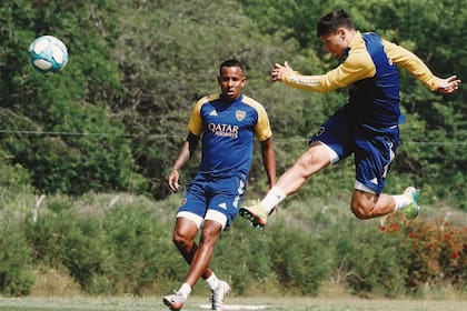 Zárate impacta la pelota ante la mirada de Villa, en el entrenamiento de Boca.