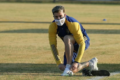 Buffarini, con barbijo, en la práctica de Boca