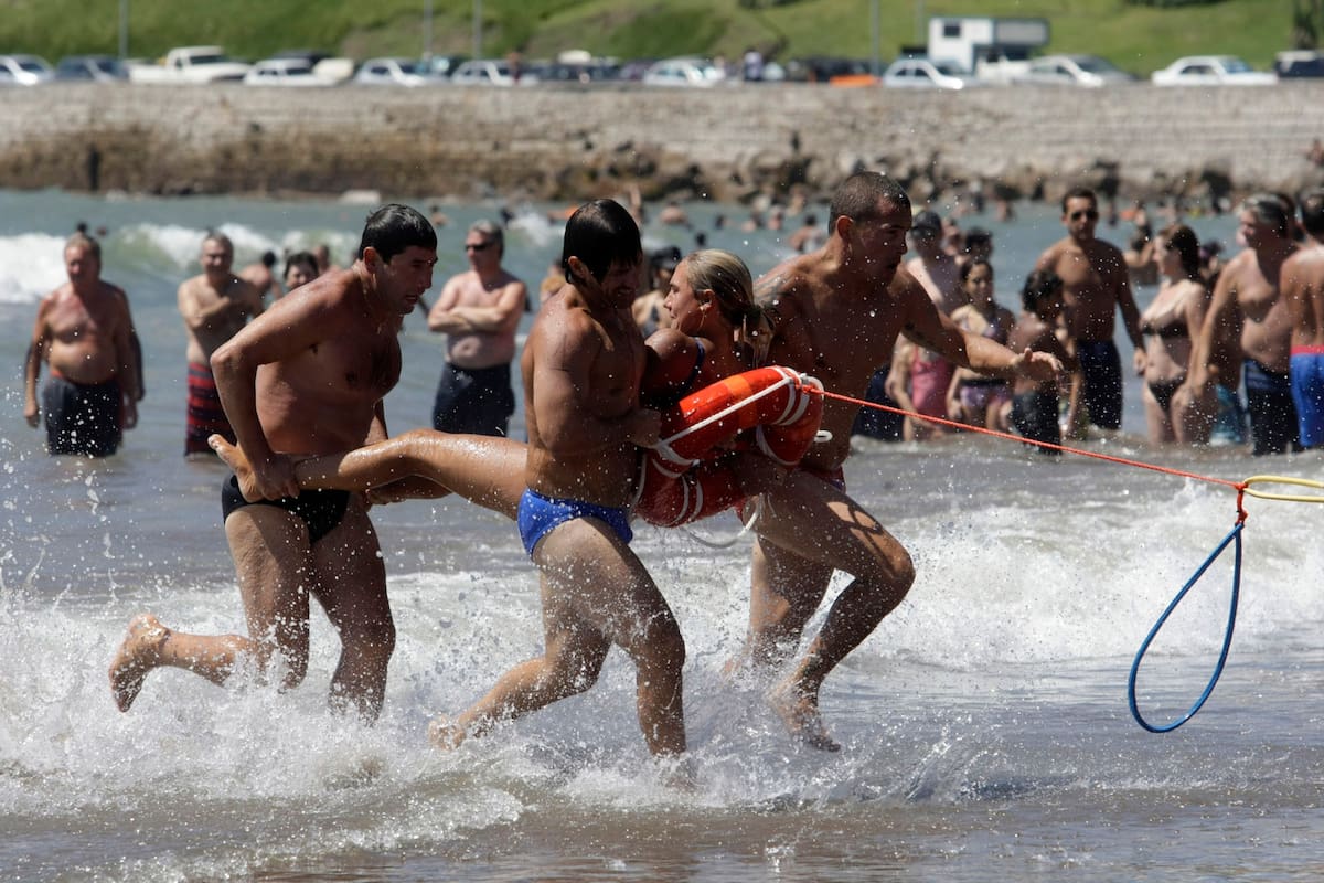 Entrenamiento de guardavidas en Mar del Plata