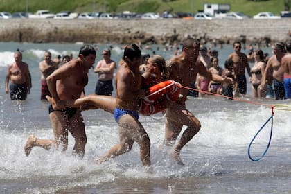 Entrenamiento de guardavidas en Mar del Plata