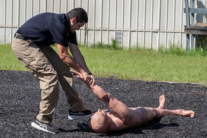 Entrenamiento de nuevos agentes del ICE en el centro de Brunswick, Georgia.
