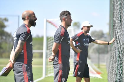 Entrenamiento de River con Martín Demichelis, Javier Pinola y Germán Lux; el DT habló en conferencia de prensa, ya tiene a Kranevitter pero busca más refuerzos