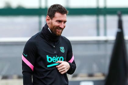 Lionel Messi sonríe durante el último entrenamiento de Barcelona