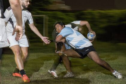 Sin cancha y sin predio, pero todo vale para entrenarse en Floresta