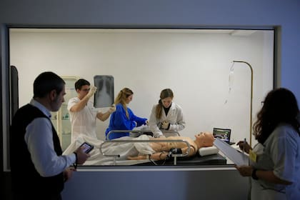 En la USAL, instructores evalúan si los alumnos de Medicina incorporan los principios de seguridad del paciente durante sus prácticas en un simulador