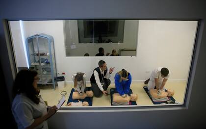 Las prácticas se hacen en un laboratorio con salas que funcionan como una cámara Gesell