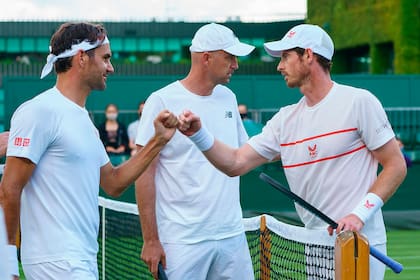 Entrenamiento entre leyendas del tenis en Wimbledon: Roger Federer y Andy Murray.