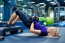 ¿Tenés más de 50 años? Los dos mejores ejercicios para el abdomen y cuáles hay que evitar, según Harvard