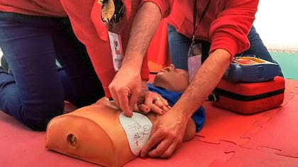 El sistema permite que cada participante reciba por correo electrónico el puntaje obtenido durante su práctica de reanimación cardiopulmonar