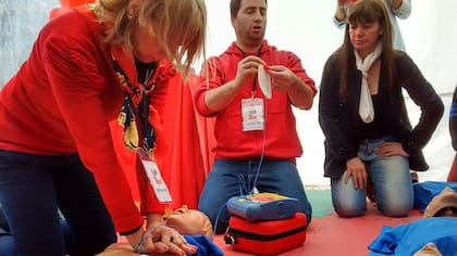 Entreniento de rcp en el día mundial del corazón, en Plaza san martin