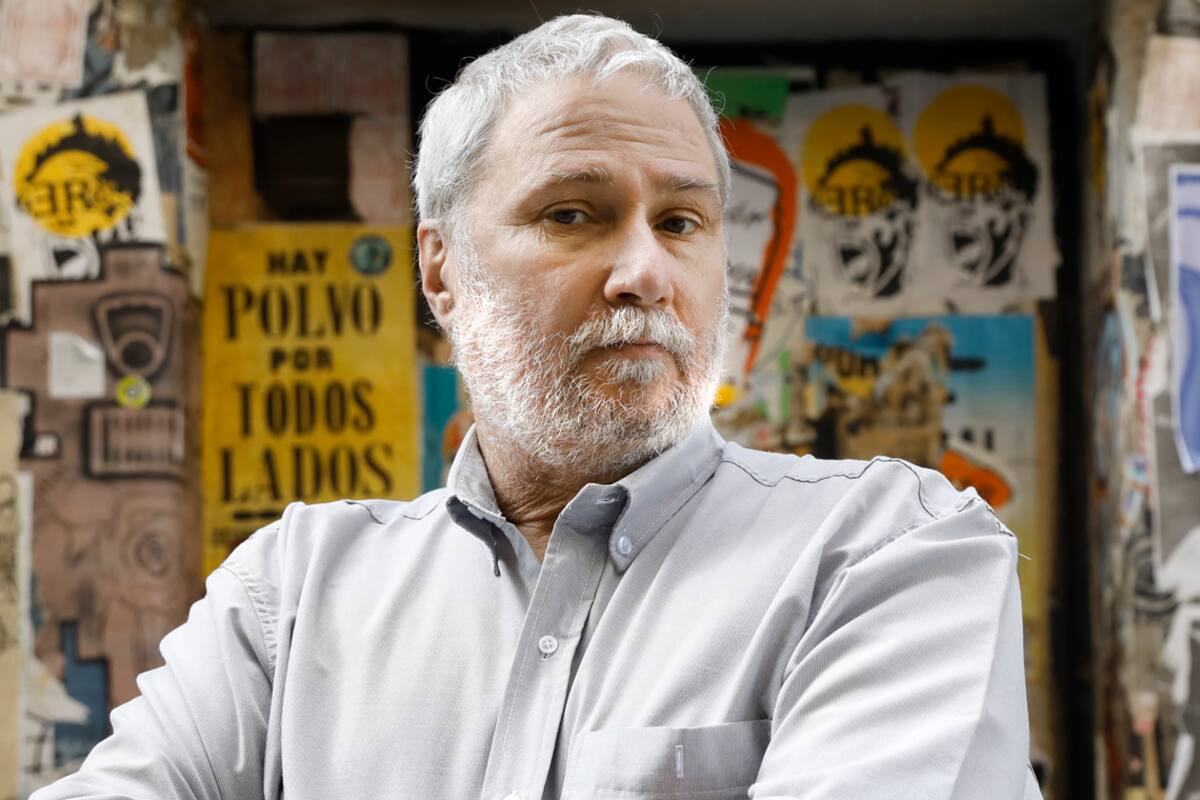 Entrevista a Alejandro Katz para la tapa y el salto del suplemento Ideas.
Alejandro Katz nació en Buenos Aires y residió varios años en MÈxico donde se graduó en lengua y literatura; ya en Buenos Aires, dirigió durante 15 años Fondo de Cultura Económica. En 2006 funda su propia editorial con el sello que lleva su nombre Katz editores. Es uno de los referentes más importantes entre los editores independientes, su sello reune títulos que van desde la ciencia política a la ciencia a secas, pasando por la filosofía.