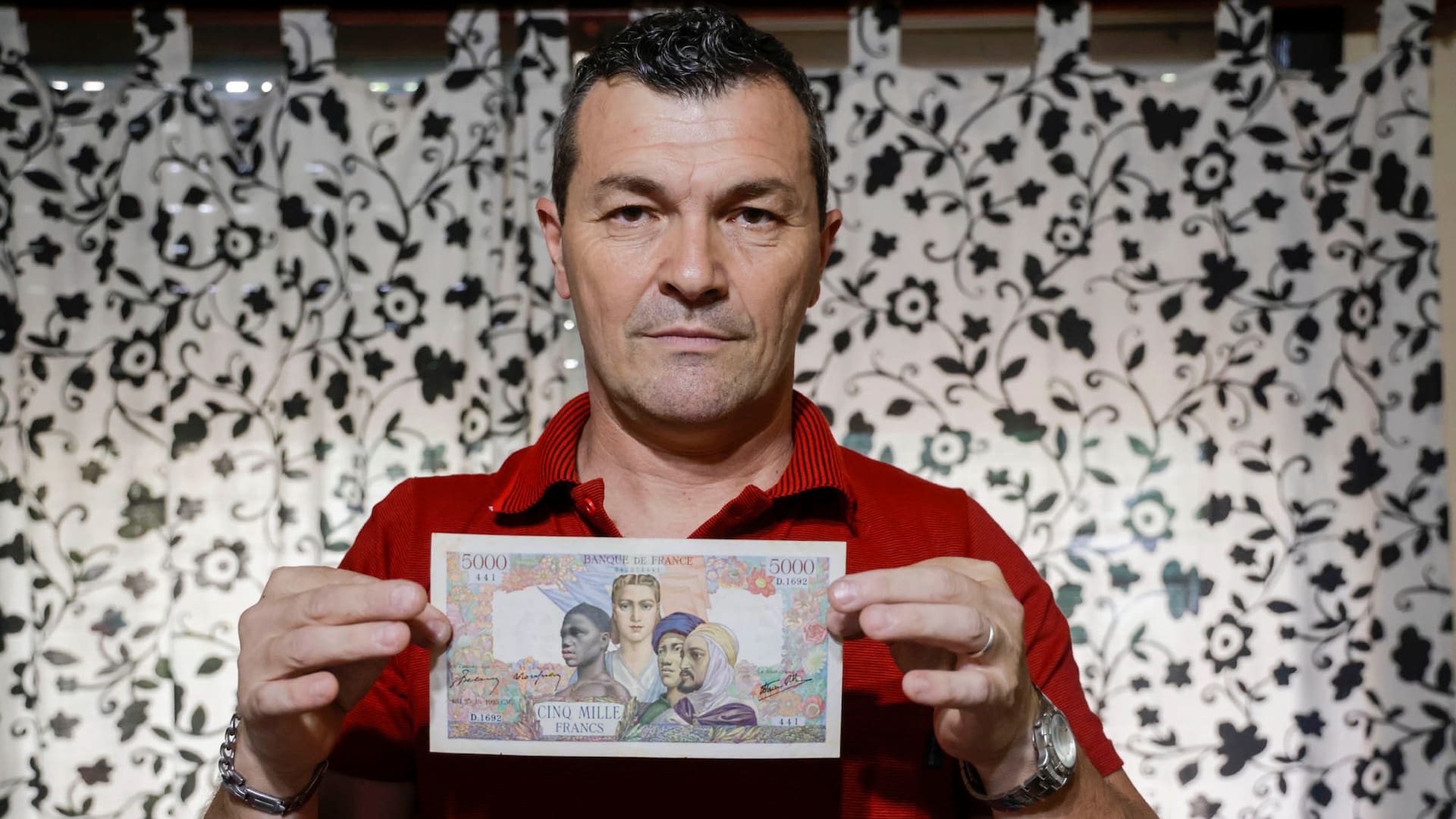 Entrevista a Martín Abbuzzese, un coleccionista de billetes.