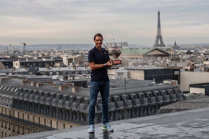 Rafael Nadal, en las alturas de París: conquistó Roland Garros por decimotercera vez y, antes de volver a España, se fotografió con la Torre Eiffel de fondo.