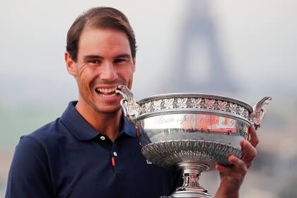 Rafael Nadal y la Copa de los Mosqueteros de Roland Garros, un romance que se inició en 2005 y que sigue con el fuego muy encendido