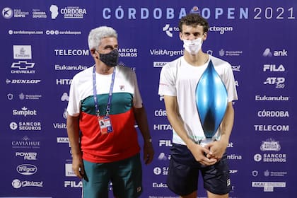 Alejandro "Toto" Cerúndolo, padre de Juan Manuel y Francisco, ex Top 310 del mundo en 1982 y entrenador, una pieza clave en el desarrollo de sus hijos tenistas.