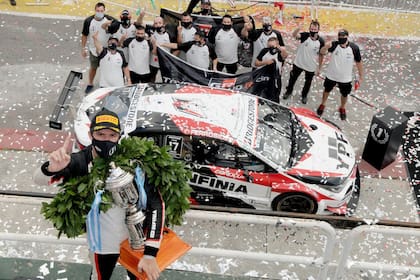 Una victoria en equipo: Matías Rossi celebra en el podio con los ingenieros y mecánicos de Toyota Gazoo Racing Argentina, los artífices del contundente rendimiento del Corolla N°17