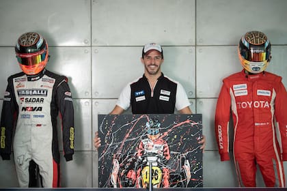 Matías Rossi y una pintura suya manejando un karting; la relación con los autos empezó hace tres décadas, su primera carrera fue cuando tenía 12 años y a los 18 logró el primer título nacional en la Fórmula Súper Renault