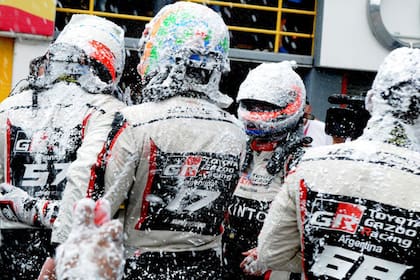 Franco Vivian (57), Matías Rossi (17), Rubens Barrichello (de frente) y Julián Santero, las cuatro espadas con las que Toyota Gazoo Racing Argentina logró el campeonato de equipo y de marcas de Súper TC2000