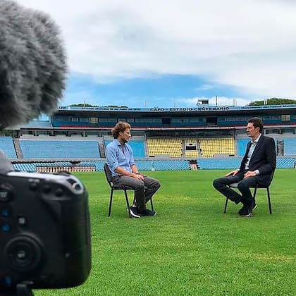 Entrevistando a Diego Forlán en el mítico estadio Centenario.
