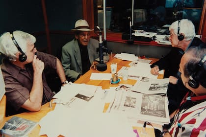Entrevistando al músico cubano Compay Segundo.
