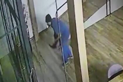 Entró a robar al local en que trabajaba.