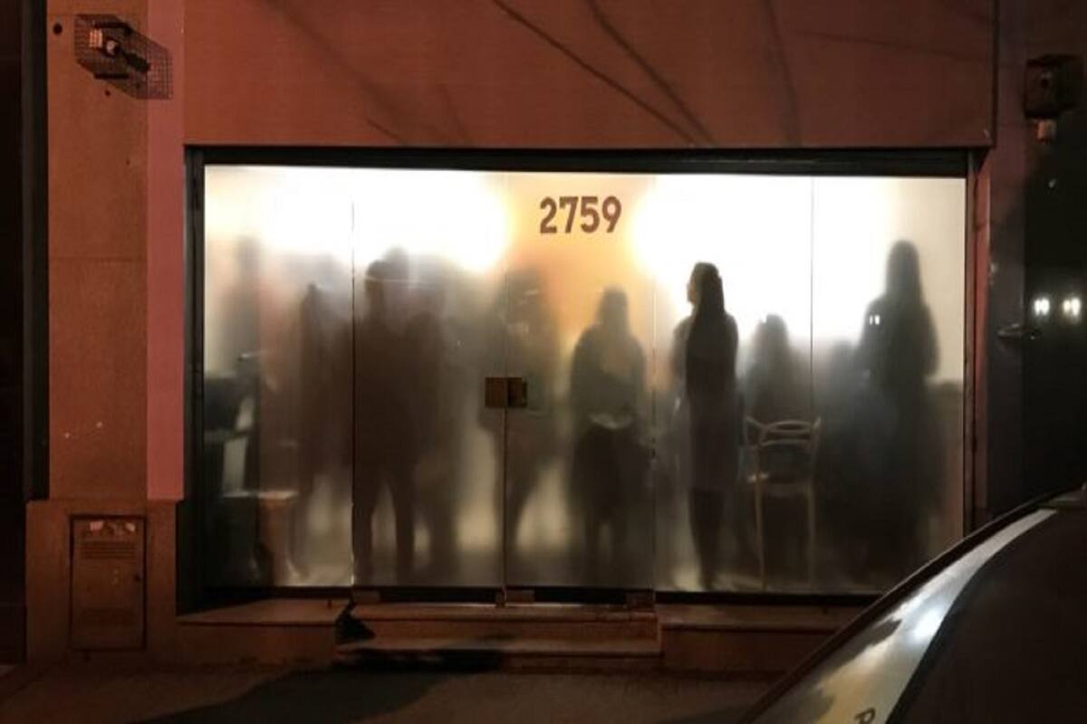 Entró una joven de unos 20 años y, según reportaron testigos en el lugar, dijo que “hay que matar” a los judíos