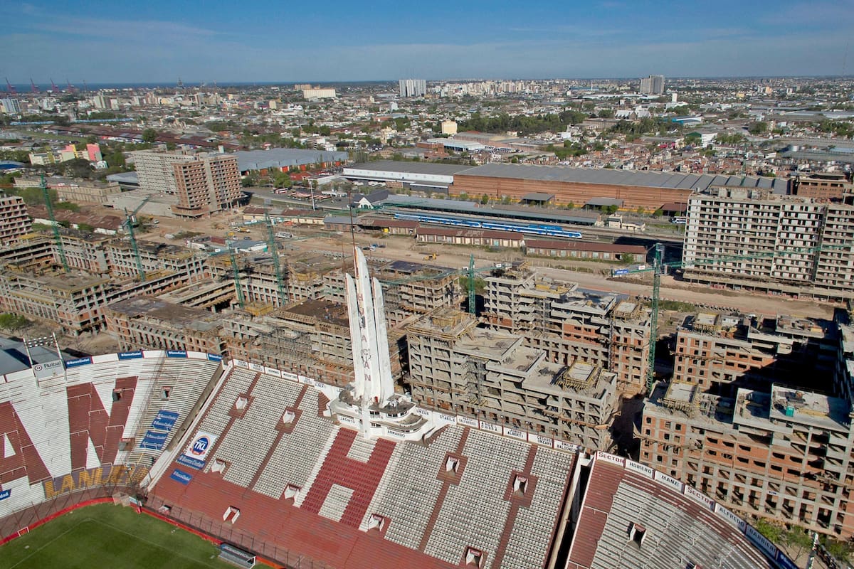 Entusiasmo en Barracas por la llegada de 10.000 nuevos vecinos
Serán los futuros habitantes de un complejo de 2485 viviendas que construye la Nación detrás de la cancha de Huracán; en el barrio creen que crecerán el comercio y el movimiento en la zona