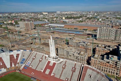 Entusiasmo en Barracas por la llegada de 10.000 nuevos vecinos
Serán los futuros habitantes de un complejo de 2485 viviendas que construye la Nación detrás de la cancha de Huracán; en el barrio creen que crecerán el comercio y el movimiento en la zona