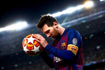 Messi, la pelota, la camiseta de Barcelona y la cinta de capitán: es el jugador símbolo de esta era del club