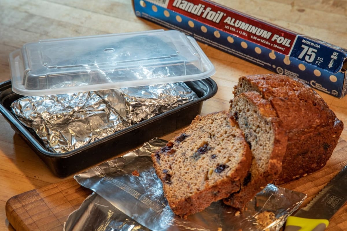 Envolver la comida con plástico, aluminio o en un recipiente reutilizable que se pueda lavar, evita que se contamine durante el transporte.