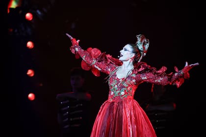 Envuelta en un traje que recuerda a Maléfica, Isabel Macedo aterrizó en el escenario con un espectacular vestido gigante