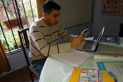 Enzo Aguirre es maestro de matematica de la Escuela Multinivel de Arquitas, en el departamento tucumano de Tafi Viejo, a 1700 metros de altura sobre el nivel del mar