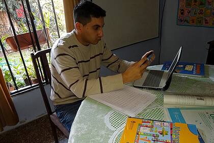 Enzo Aguirre es maestro de matematica de la Escuela Multinivel de Arquitas, en el departamento tucumano de Tafi Viejo, a 1700 metros de altura sobre el nivel del mar