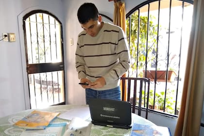 Enzo Aguirre saca fotos de los ejercicios y se los envía a sus alumnos, que para buscar señal de celular van hasta la alta montaña en un recorrido de dos horas a caballo