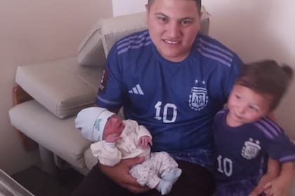 Enzo Altamirano junto a sus dos hijos, que llevan nombres de futbolistas