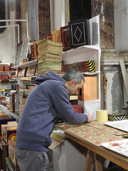Enzo Barile en su taller, en el corazón de Sorrento