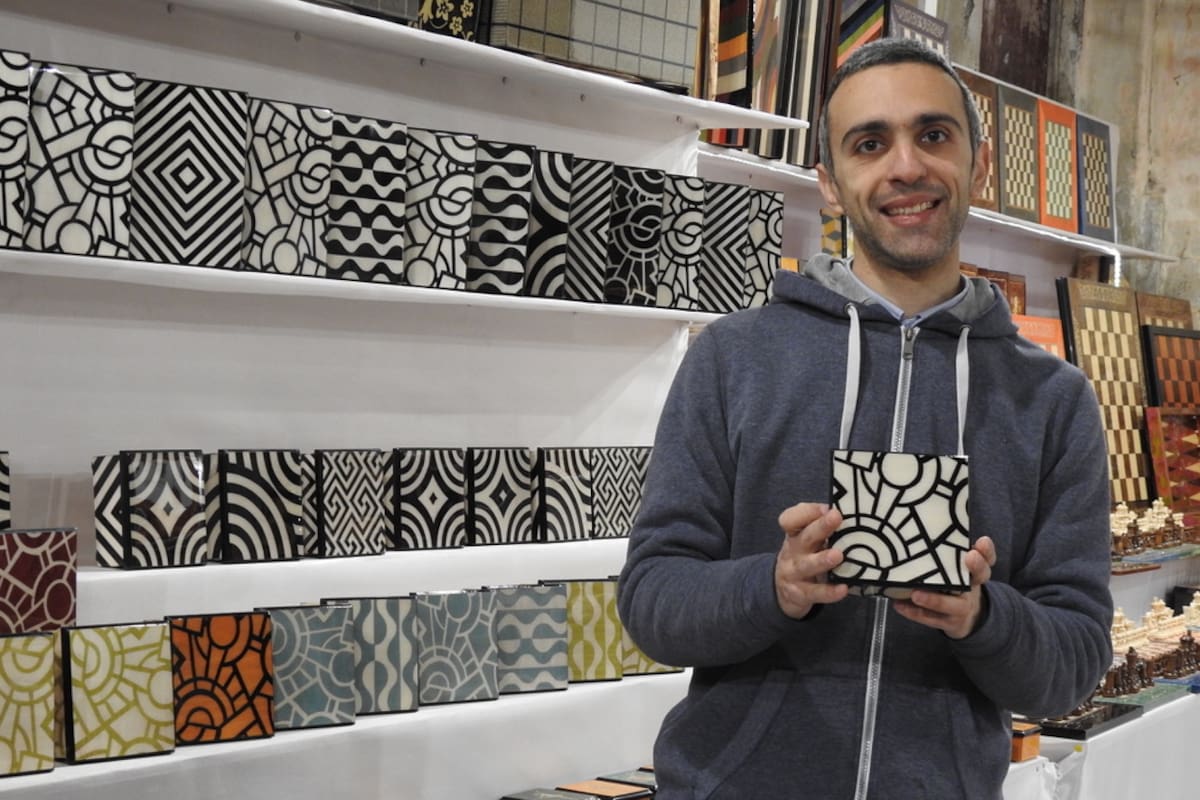 Enzo Barile posa en su taller de Sorrento, Italia, con algunas de sus creaciones