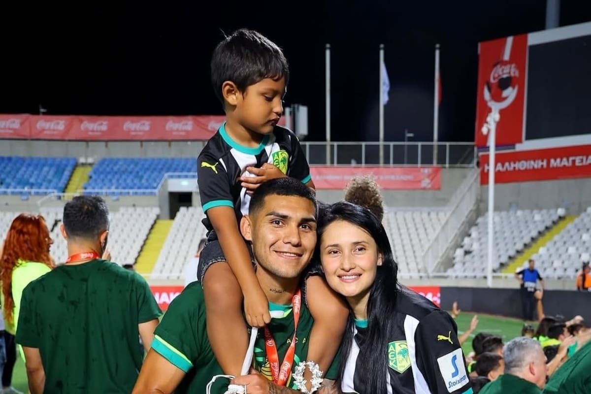 Enzo Cabrera, en la última temporada, fue campeón de la Copa de Chipre, y festejó junto a su mujer y su primer hijo, que lo acompañan en el día a día