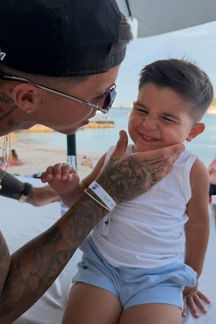 Enzo con su pequeño Benjamín, de apenas dos años