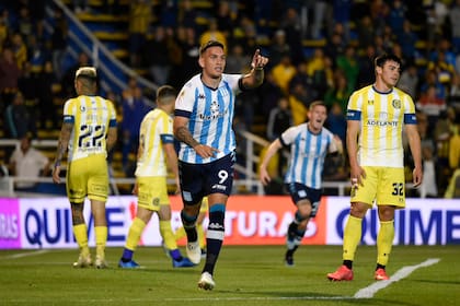Enzo Copetti festeja el gol de cabeza que le anotó para Racing a Central, aunque a la Academia no le alcanzó para sumar