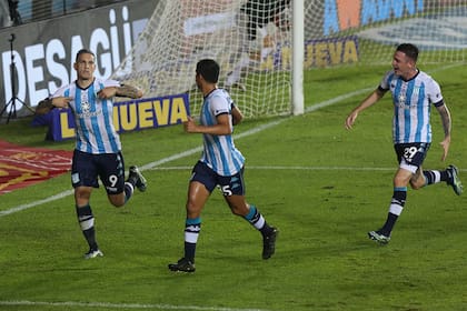 Enzo Copetti festeja su gol de penal, que le dio el triunfo a Racing en el último minuto en el clásico frente a Independiente. Se pliegan Iván Maggi y Aníbal Moreno.