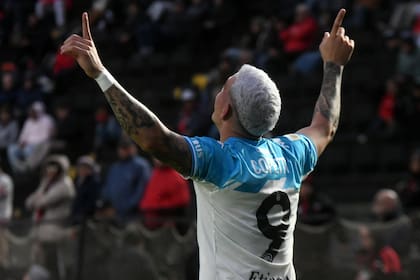 Enzo Copetti festeja su gol, el segundo de Racing, que selló el triunfo en Santa Fe ante Colón.