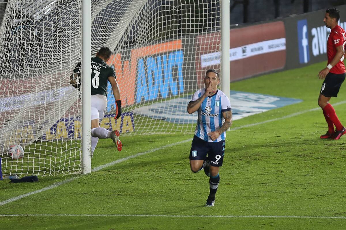 Enzo Copetti festeja su primer gol con la camiseta de Racing ante Independiente