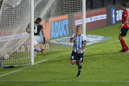 Enzo Copetti festeja su primer gol con la camiseta de Racing ante Independiente