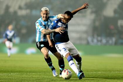 Enzo Copetti y Santiago Cáseres, en plena puja en el Cilindro de Avellaneda.