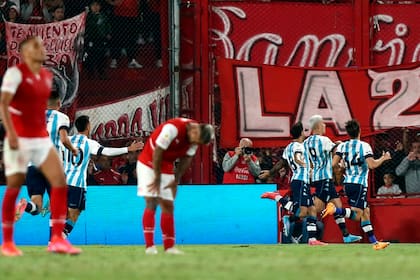 Enzo Copetti y todo Racing festejan con euforia haber pasado a ganar un clásico de Avellaneda a los 40 minutos del segundo tiempo; la Academia está de racha frente a Independiente y crece en la Copa de la Liga Profesional.