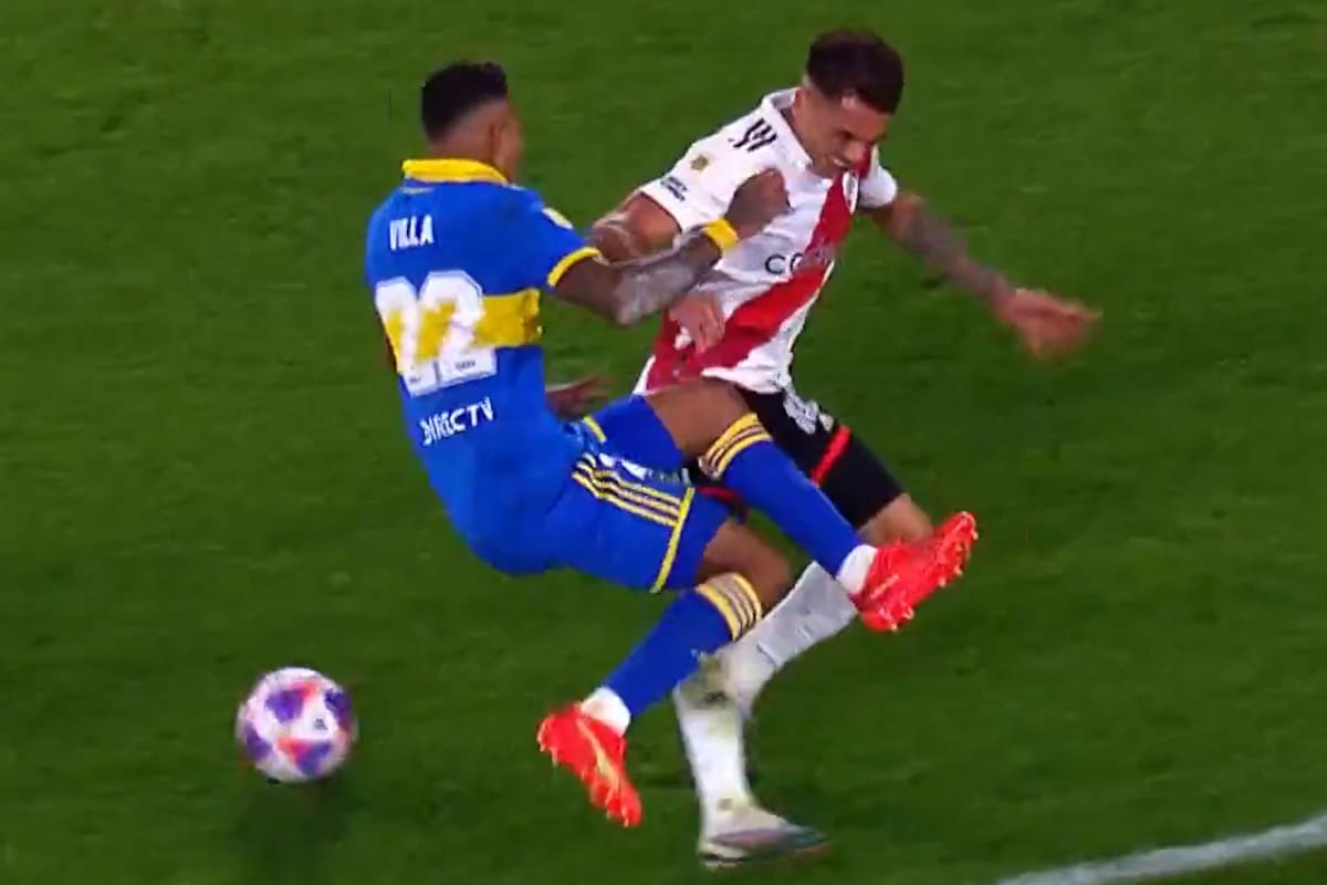 Enzo Díaz, amonestado, levanta por el aire a Sebastián Villa. El árbitro Herrera no quiso expulsarlo