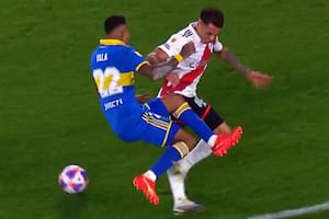 Enzo Díaz, amonestado, levanta por el aire a Sebastián Villa. El árbitro Herrera no quiso expulsarlo